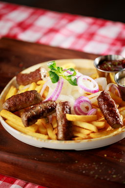 Cevapcici mit Pommes oder Salat