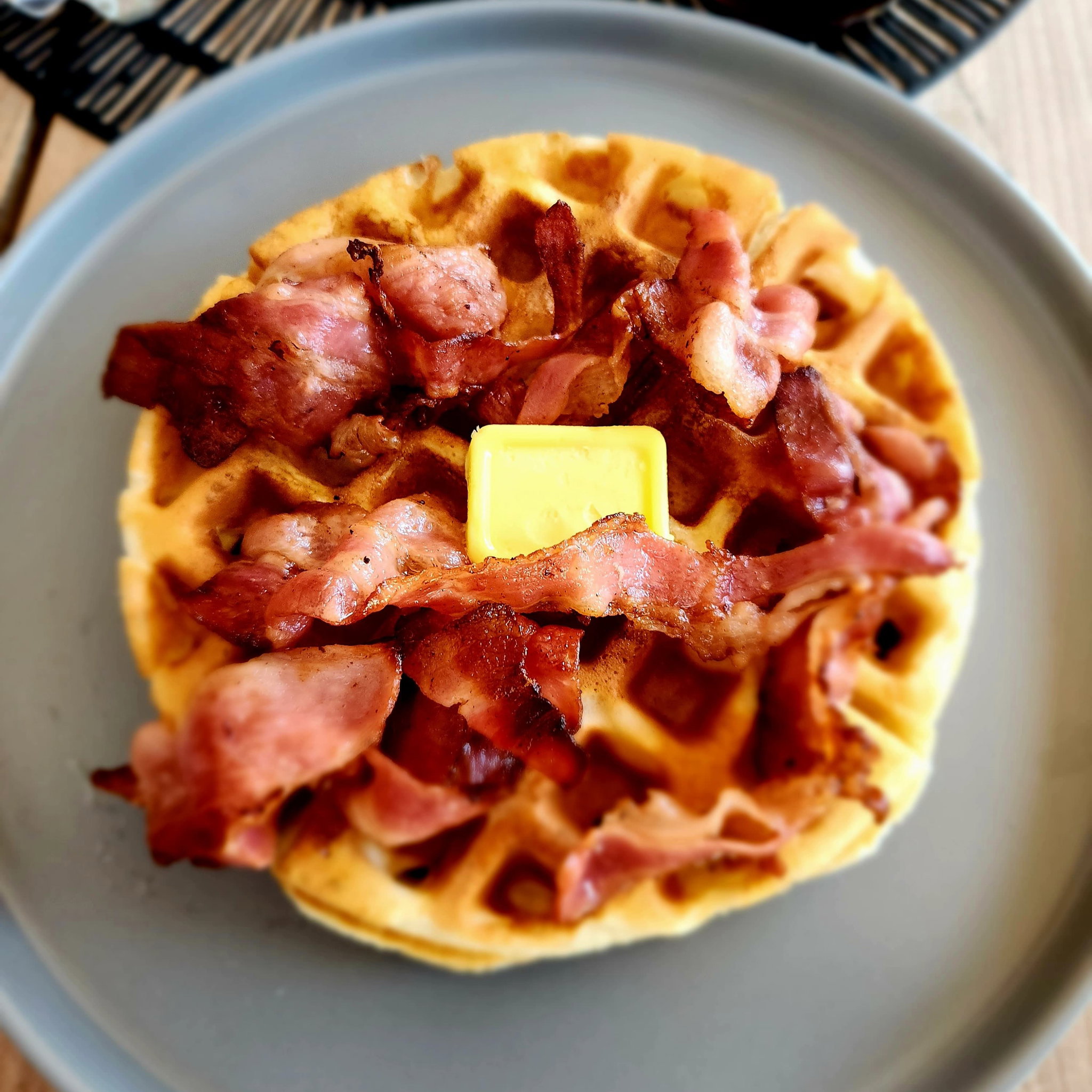WAFFLE MAPLE Y TOCINO_0