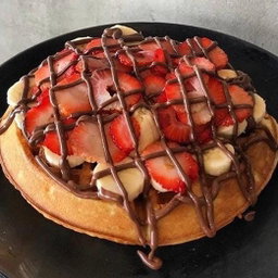 WAFFLE FRESA, PLÁTANO Y NUTELLA