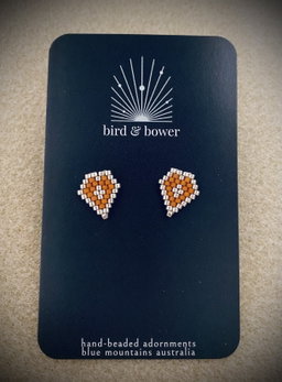 Love Never Fails studs - Silver Mustard