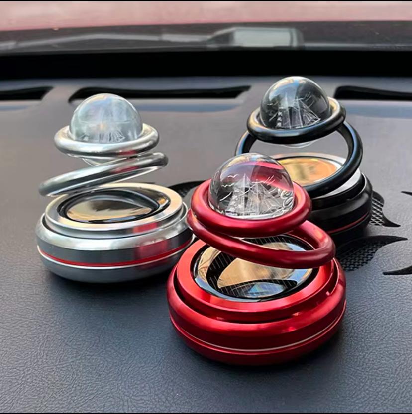 Diffuseur d'huiles essentielles solaire rotatif à double anneau pour voiture.