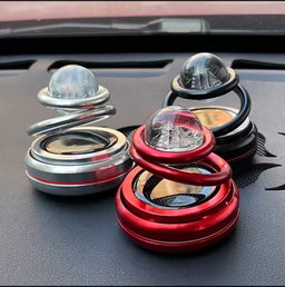 Diffuseur d'huiles essentielles solaire rotatif à double anneau pour voiture.