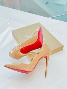 Saltos Louboutin nude 