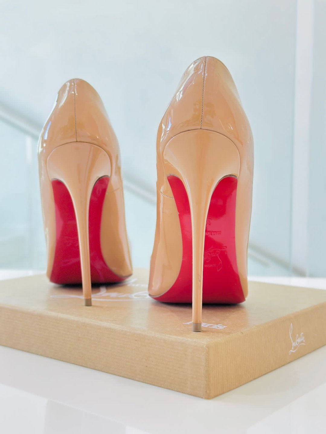 Saltos Louboutin nude