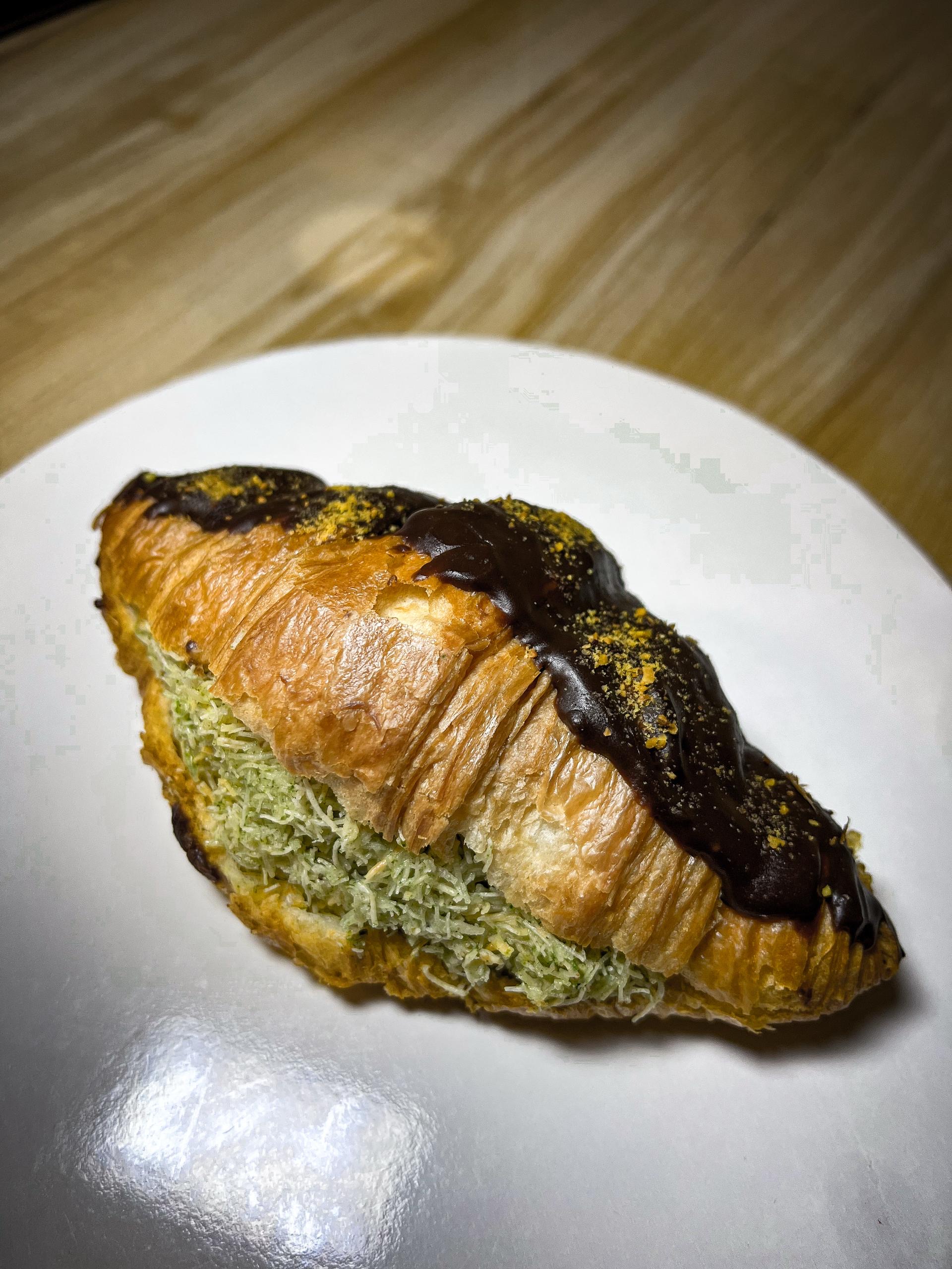 Dubai Croissant Pistachio_0