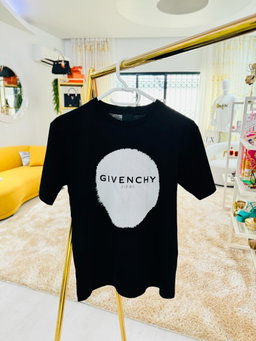 -80%‼️ / T shirt Givenchy preta 