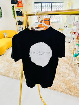 -80%‼️ / T shirt Givenchy preta 