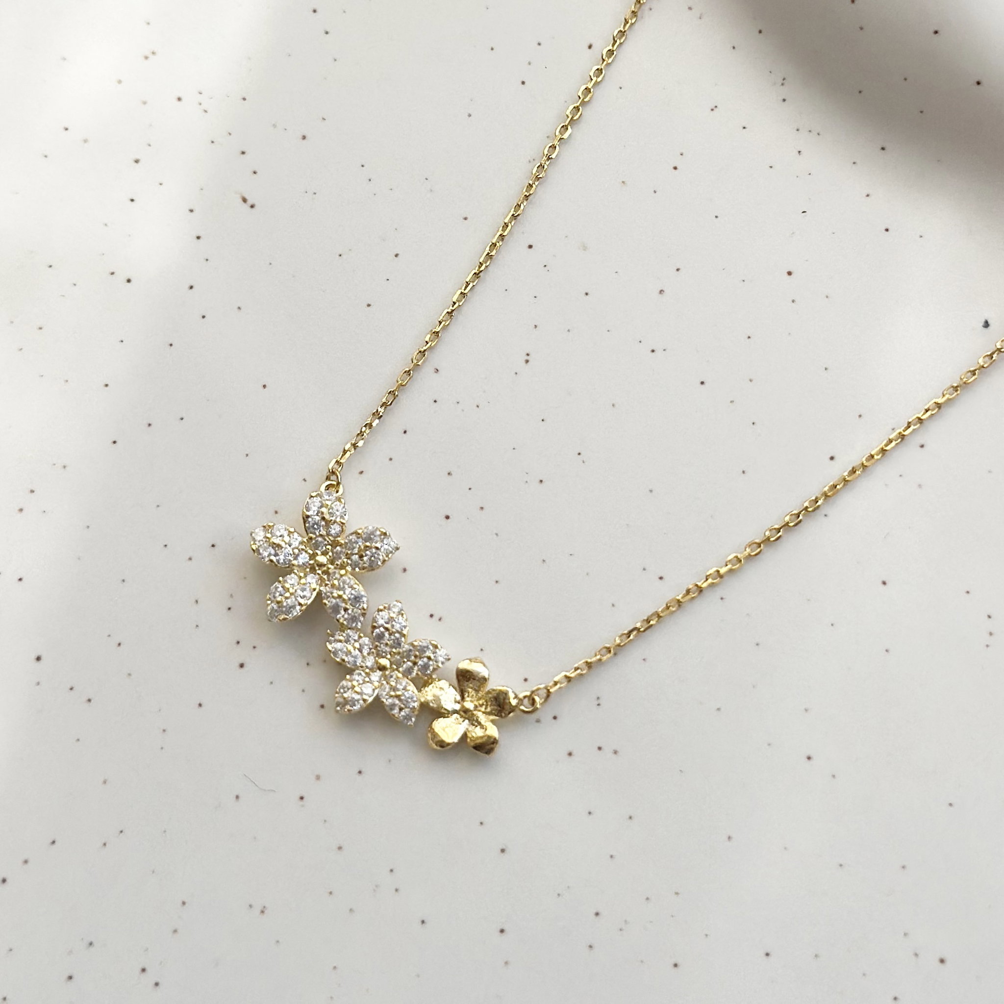 Shiny Flower Necklace_0