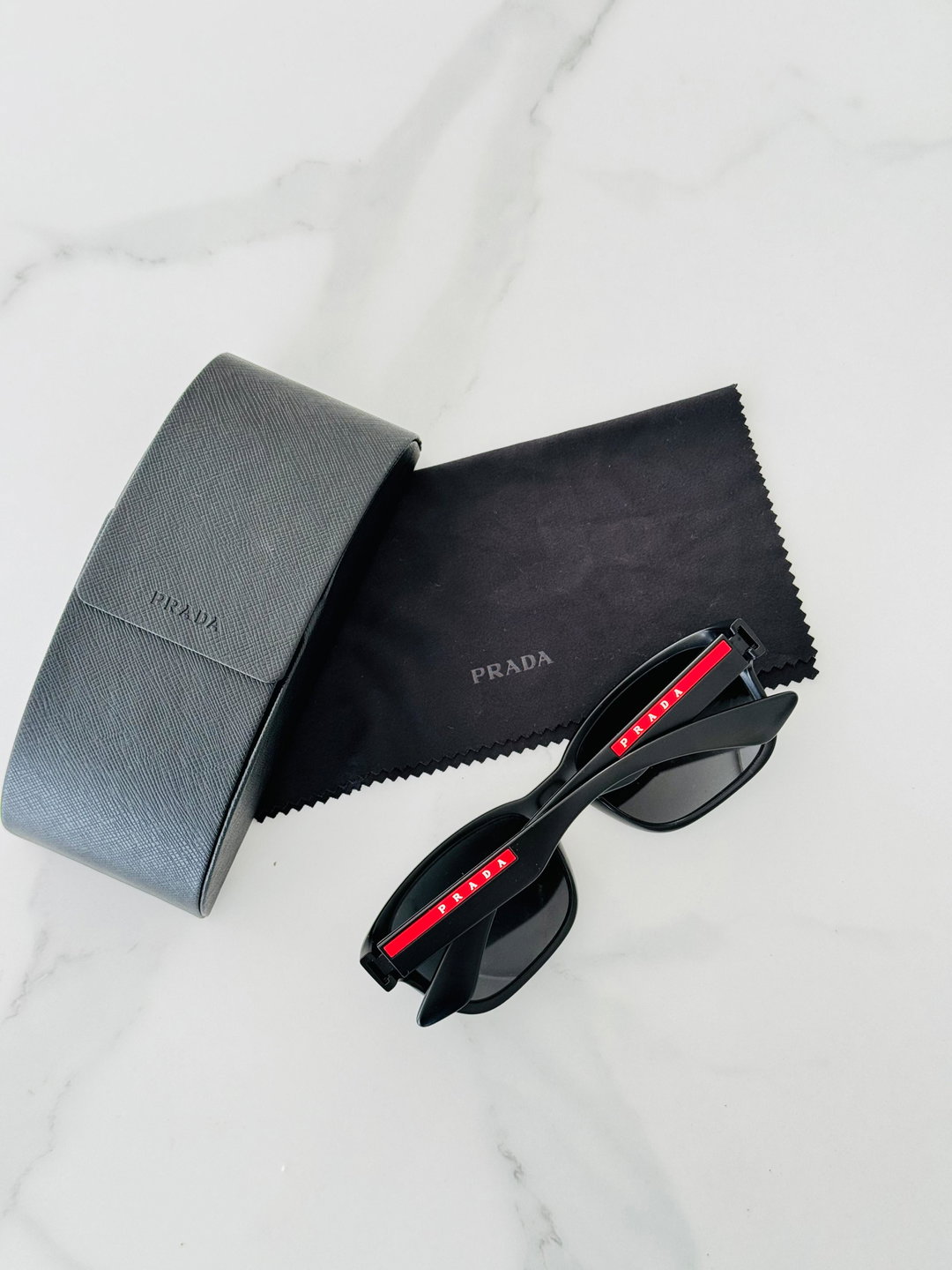 Óculos Prada linea rossa