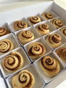 Cinnamon Rolls with Paper Plates