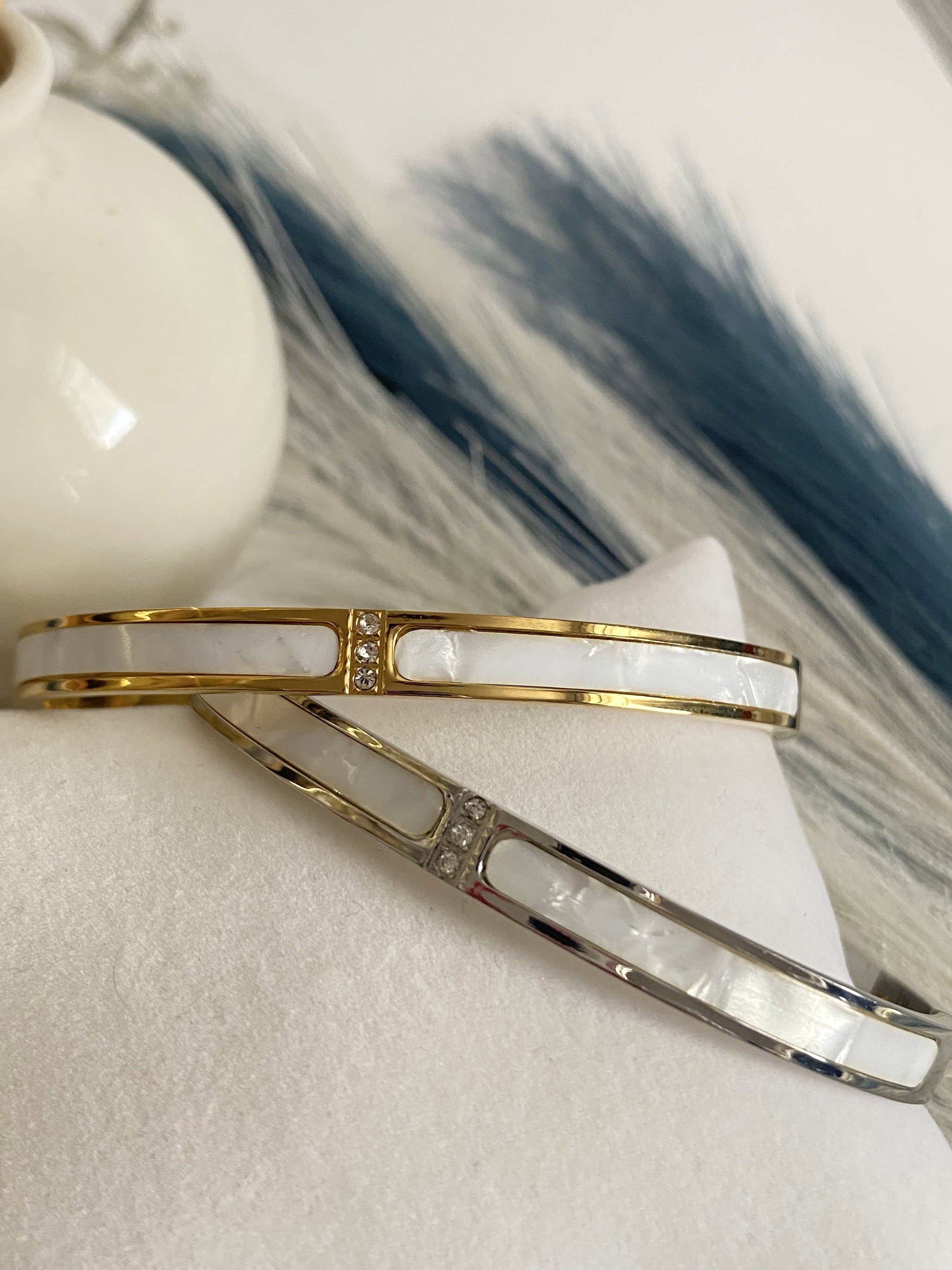 Opulent Pearl Bangle 🐚_1