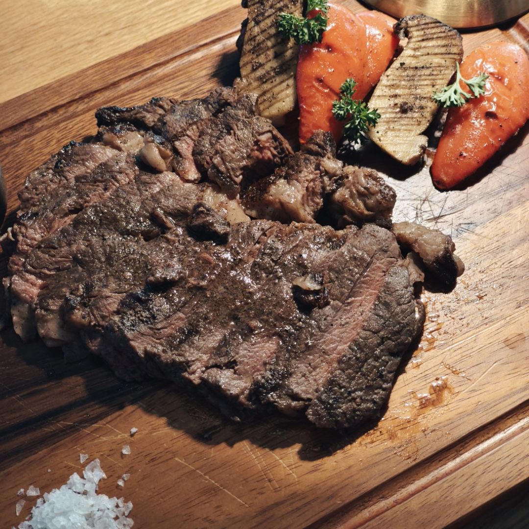 Striploin Australian Angus Beef Steak 300 grams | สเต็กเนื้อออสเตรเลียสตริปลอยน์ 300 กรัม
