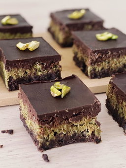Pistachio Kunafa Brownies