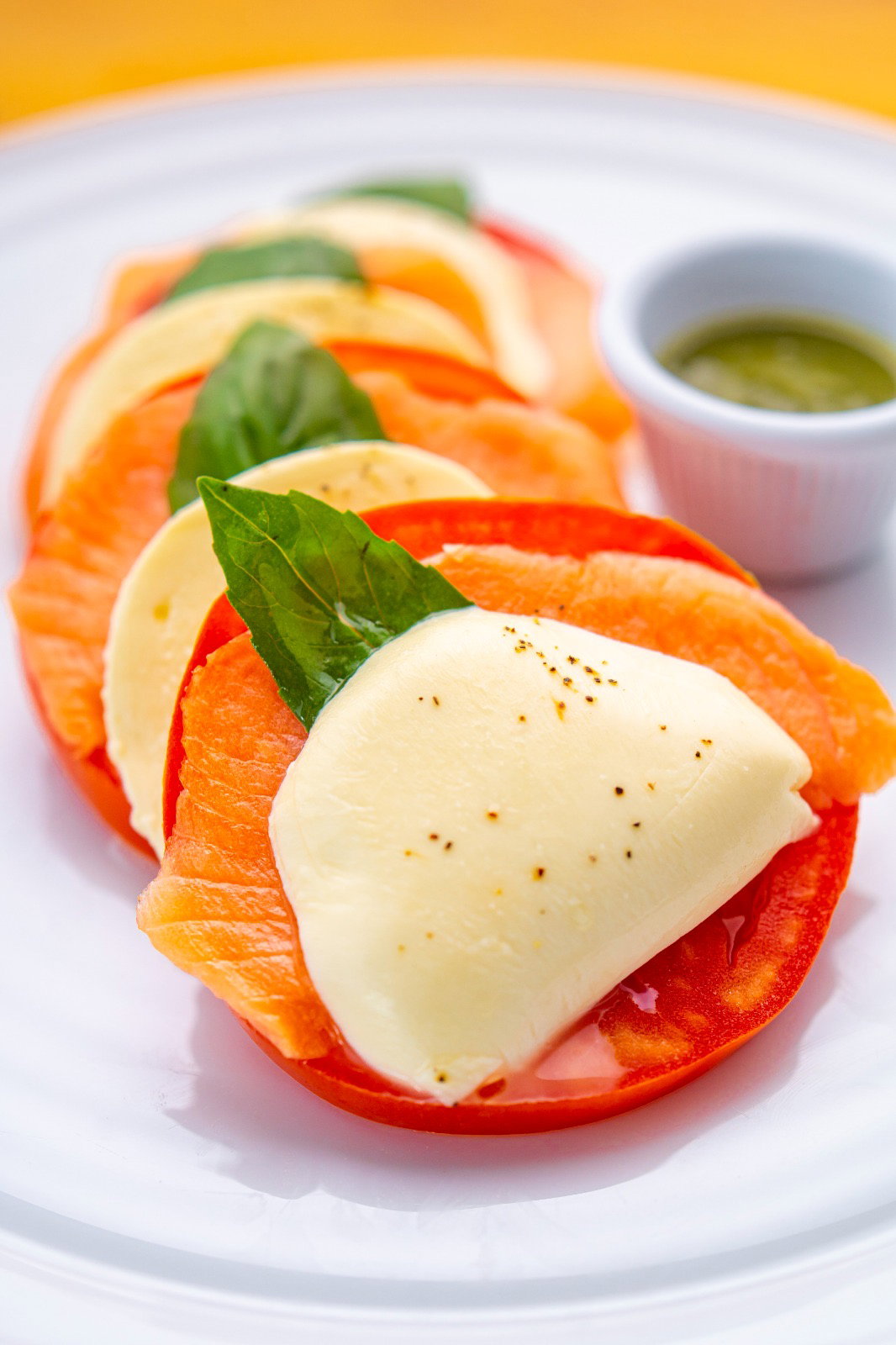 Ensalada Caprese con Salmón