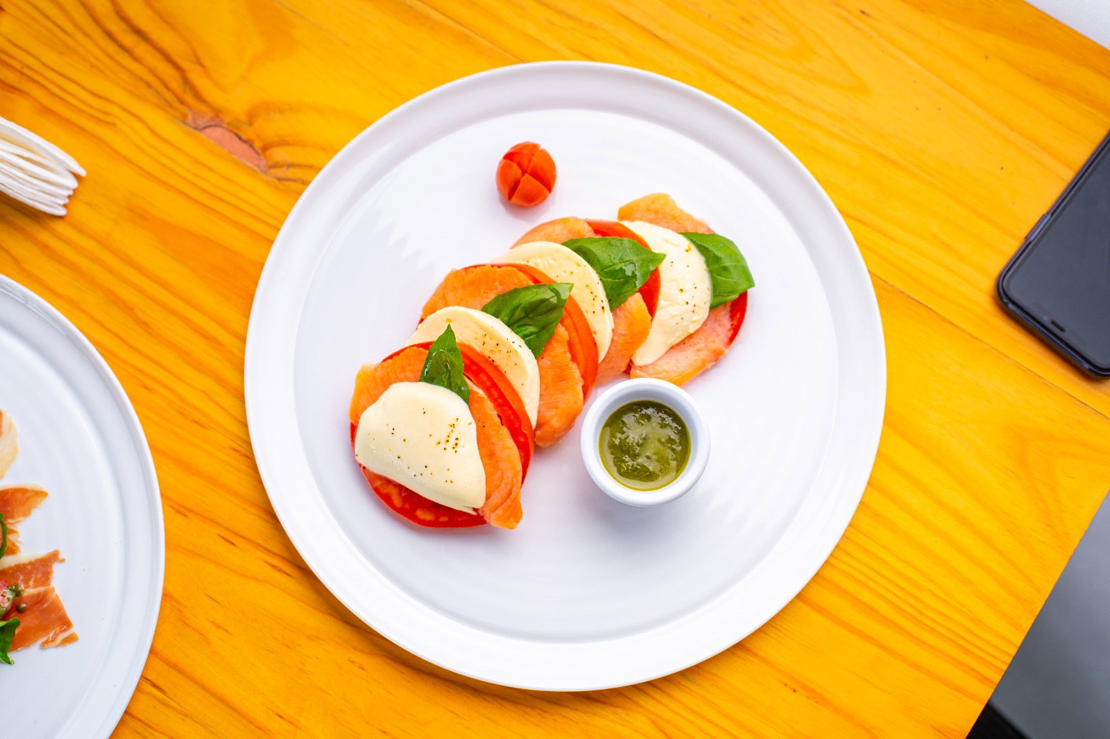 Ensalada Caprese con Salmón_1