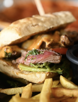 Sandwich de entraña con papas fritas