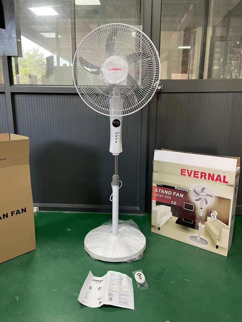 ventilateur Evernal sur pied 18"_1