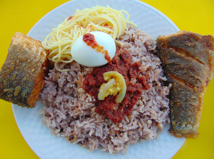 Atassi avec poisson et oeuf - ATASSI ECOBANK