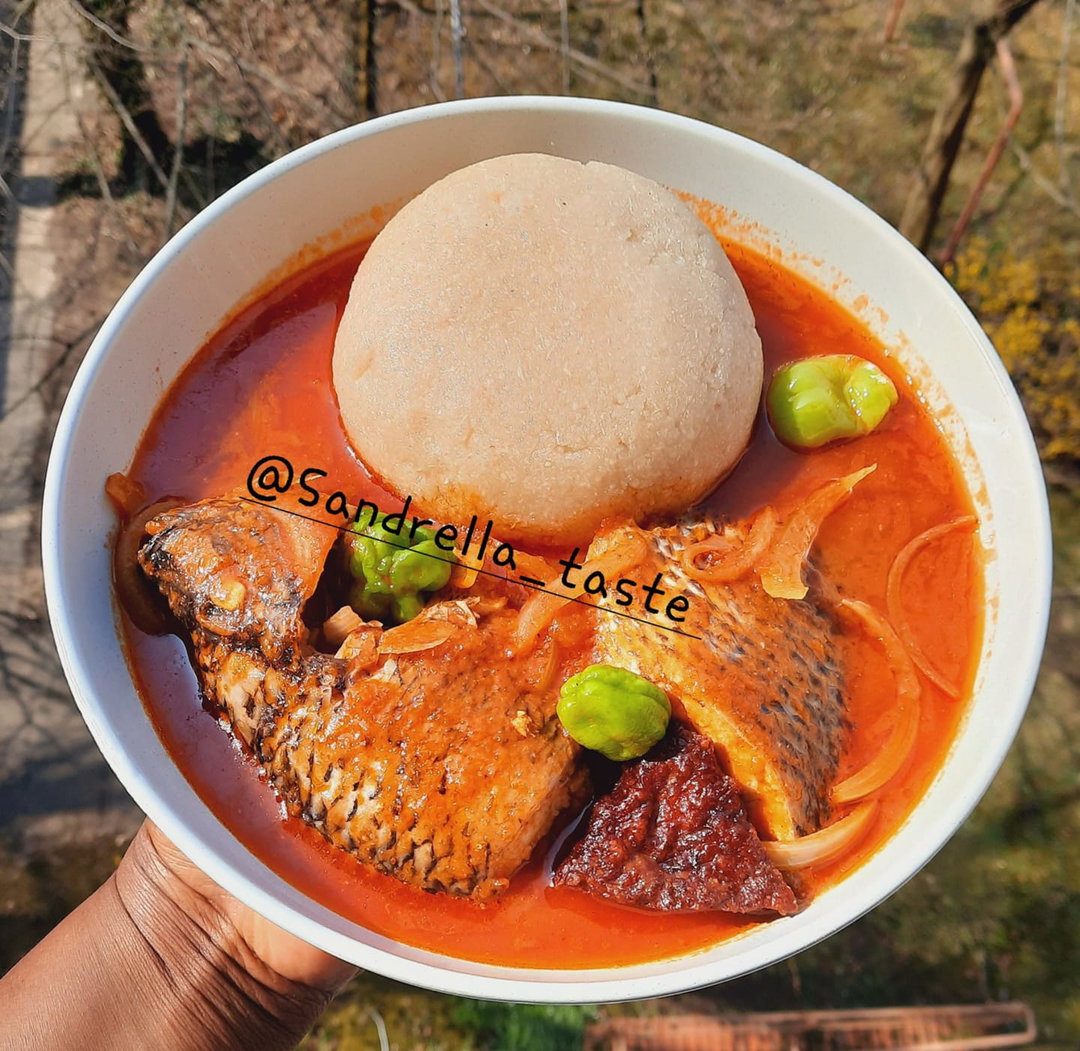 Sauce tomate au poisson frais (carpe/djan) avec pâte blanche