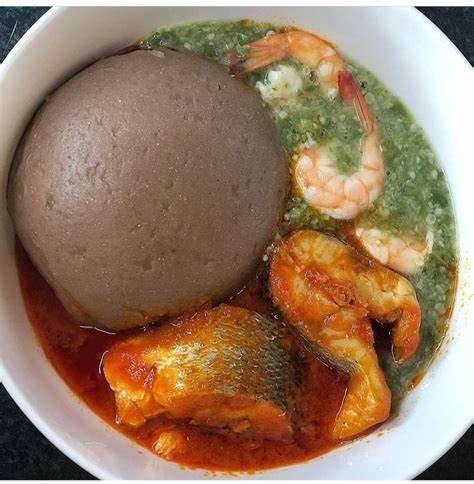 Sauce tomate au poisson frais (carpe et djan) avec pâte noire