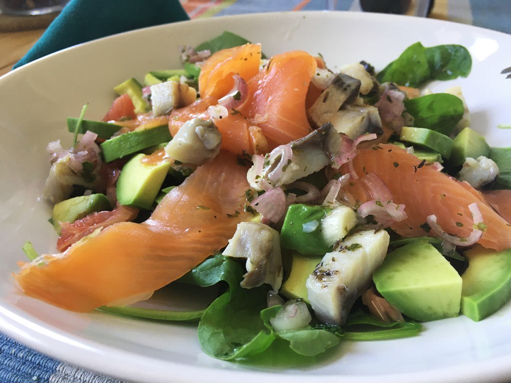 Salade d'avocat au poisson - BAR RESTAU CHEZ DAGAN