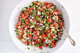 Salade de tomate au poisson - BAR RESTAU CHEZ DAGAN