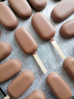 Marshmallow popsicles