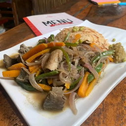 Riz créoles antoinaise avec un sauté de tripes de bœuf au légumes - CAFE ANTOINE