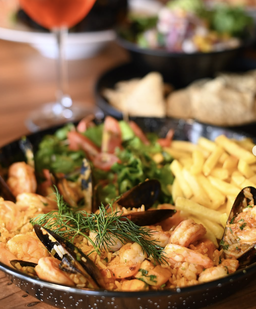Arroz con mariscos acompañados de papas y ensalada