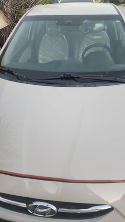 2016 White Hyundai Accent