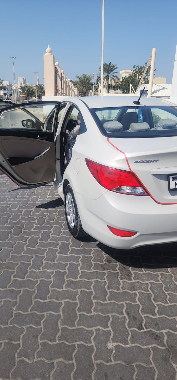 2016 White Hyundai Accent_5