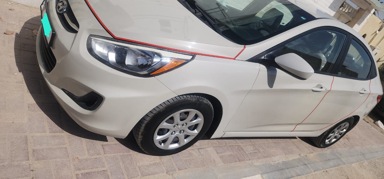 2016 White Hyundai Accent_12