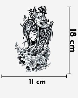 Guerrera y flores