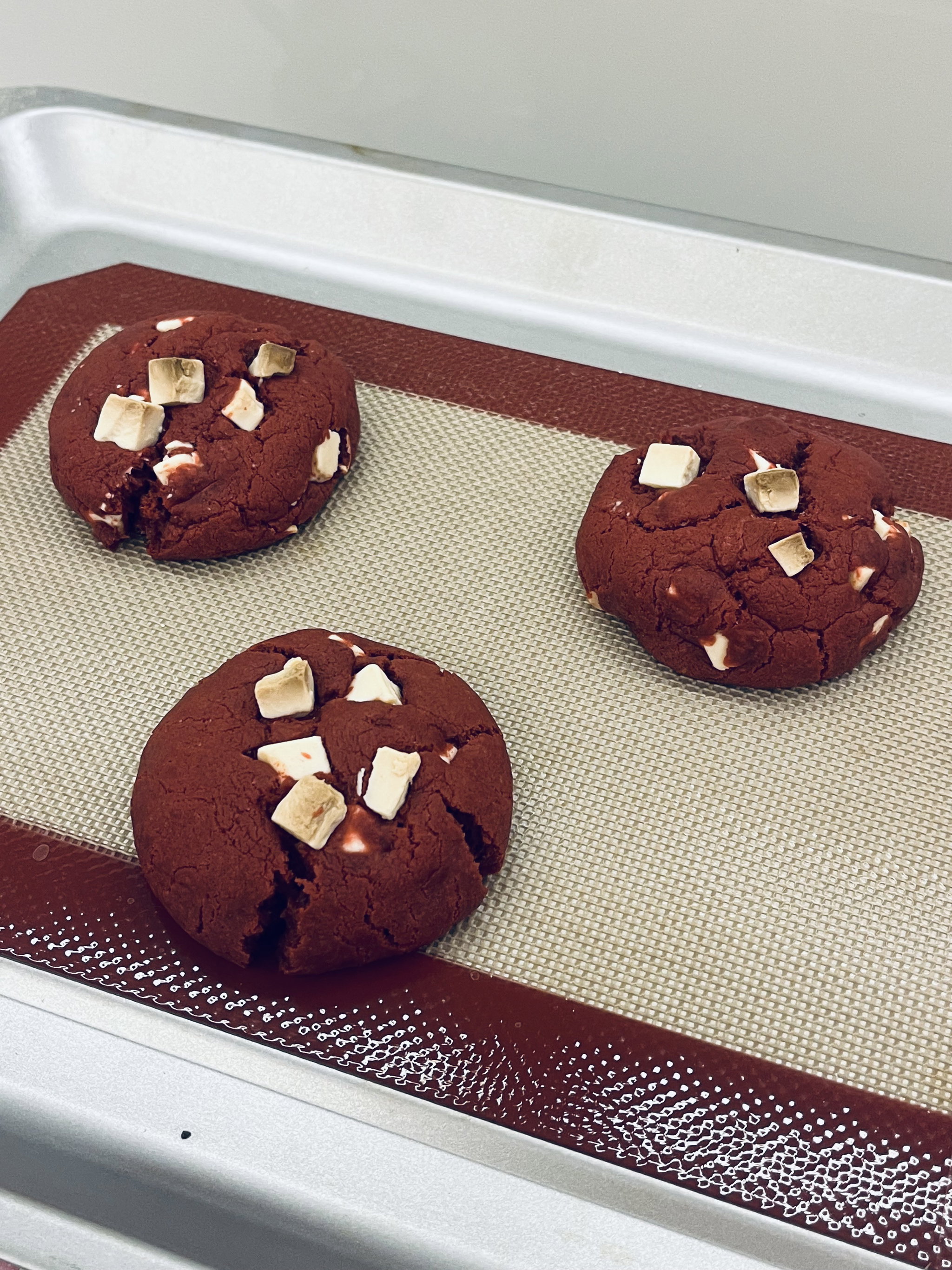 Red Velvet Stuffed Cookies_0