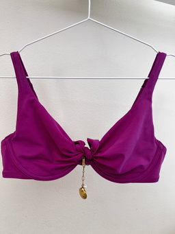 Clamshell-pearl bikini accessory 