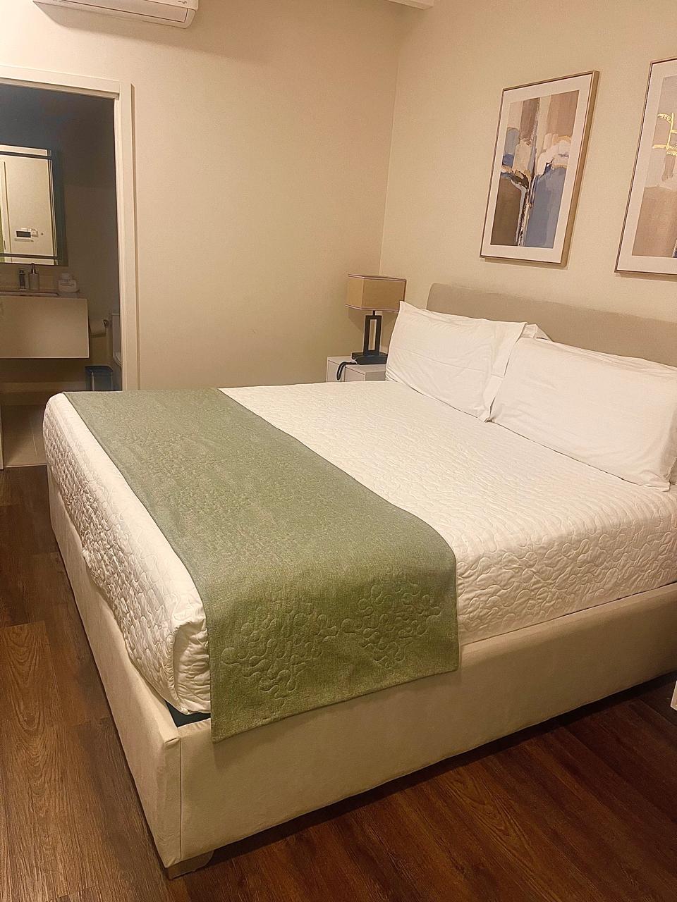 Habitacion Doble/2 personas/1 cama. Impuestos incluidos y desayuno cortesía.