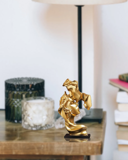 Lovers statue 