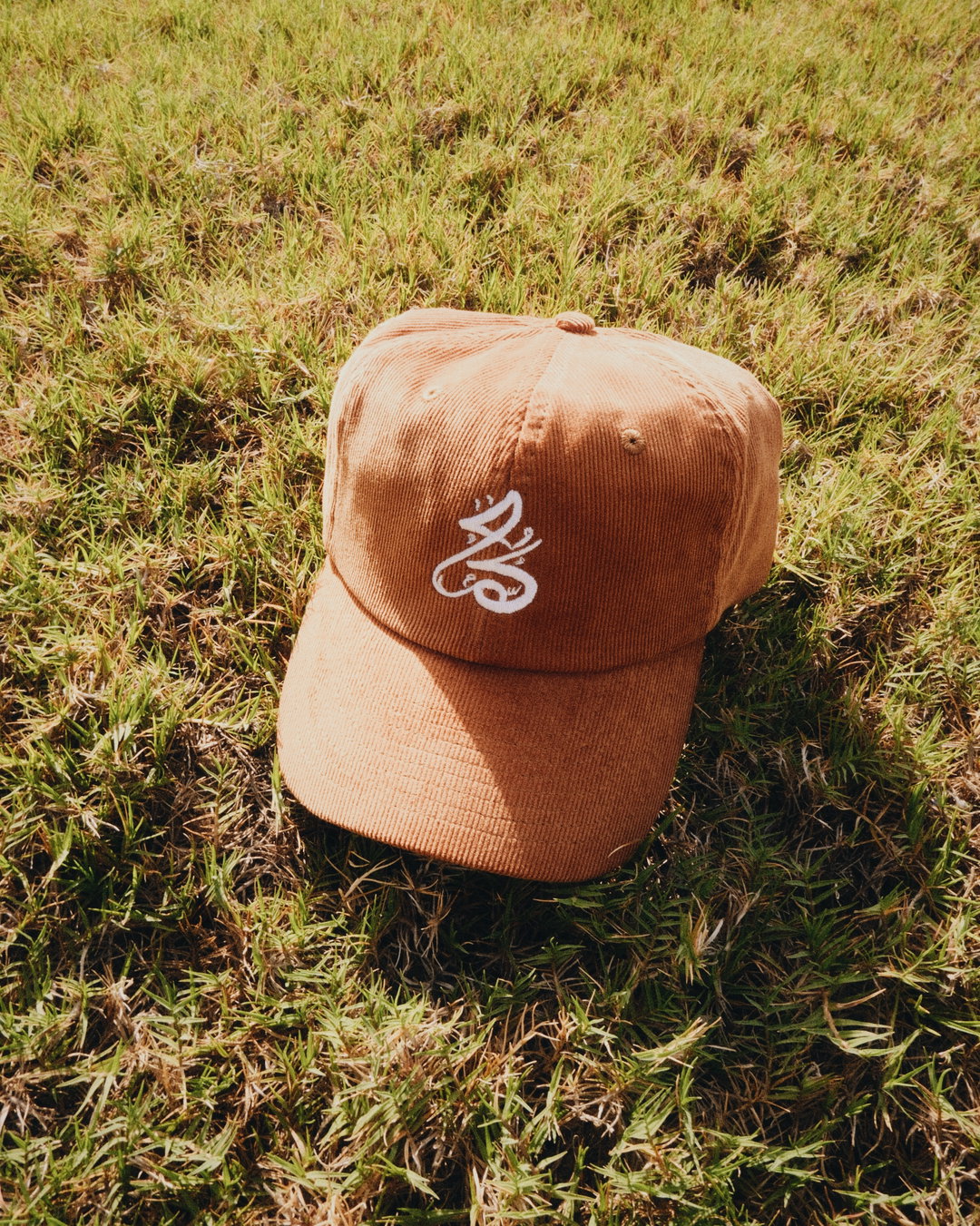 Corduroy كُمّة logo dad hat (Wheat)