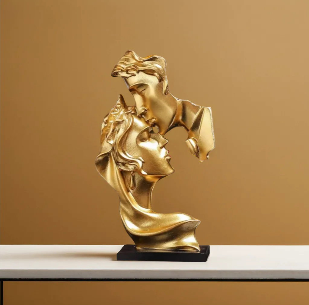 Lovers statue