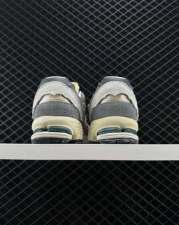 NEW BALANCE 2002R 