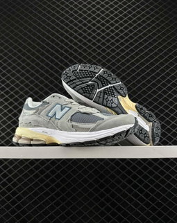 NEW BALANCE 2002R 