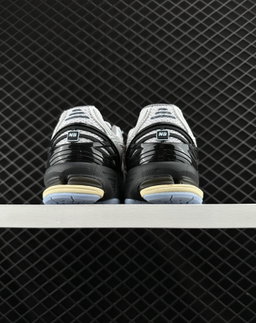 NEW BALANCE M1906R