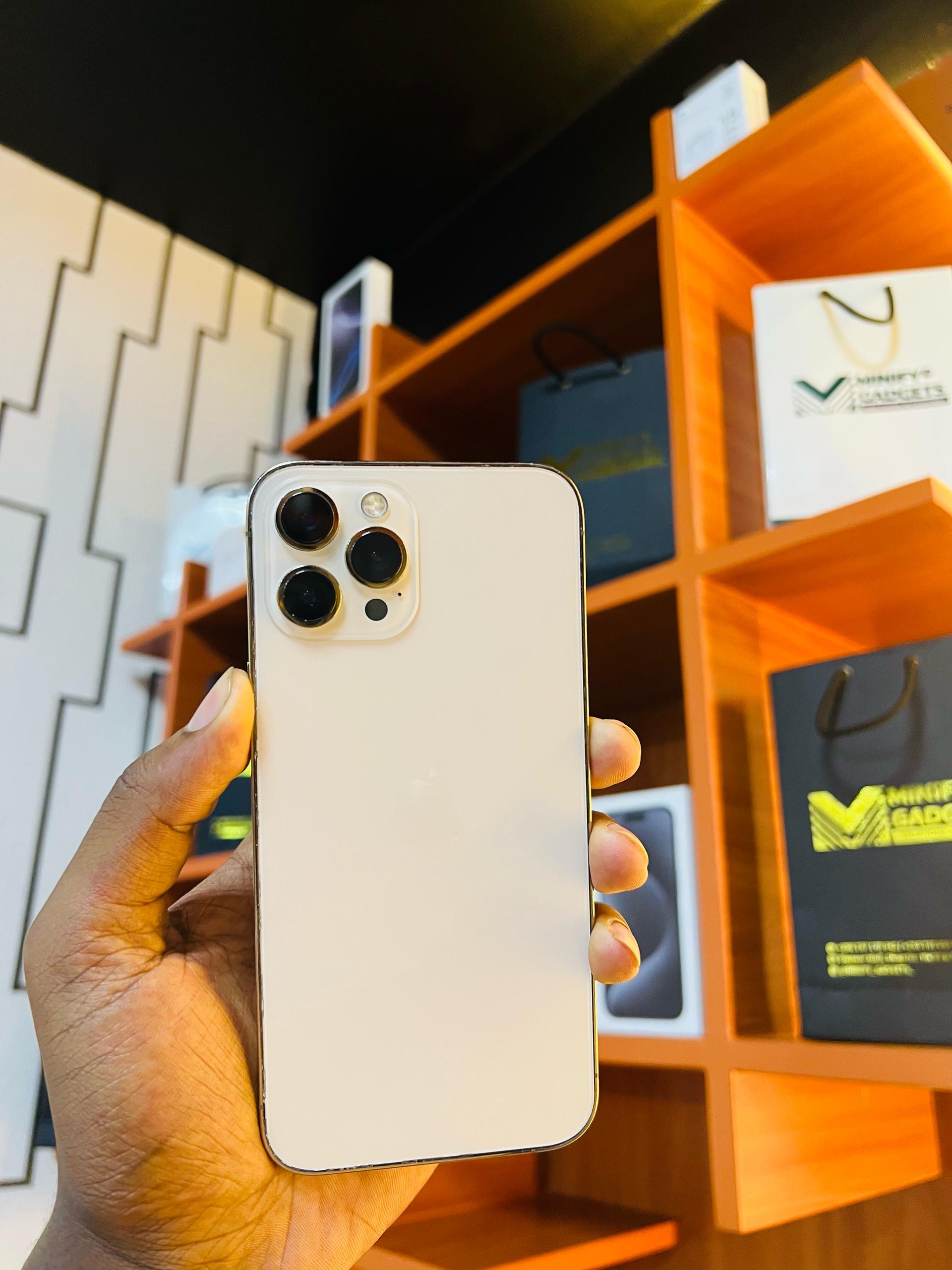 iPhone 13Pro 2.2M and 13ProMax 2.65M loan available _2