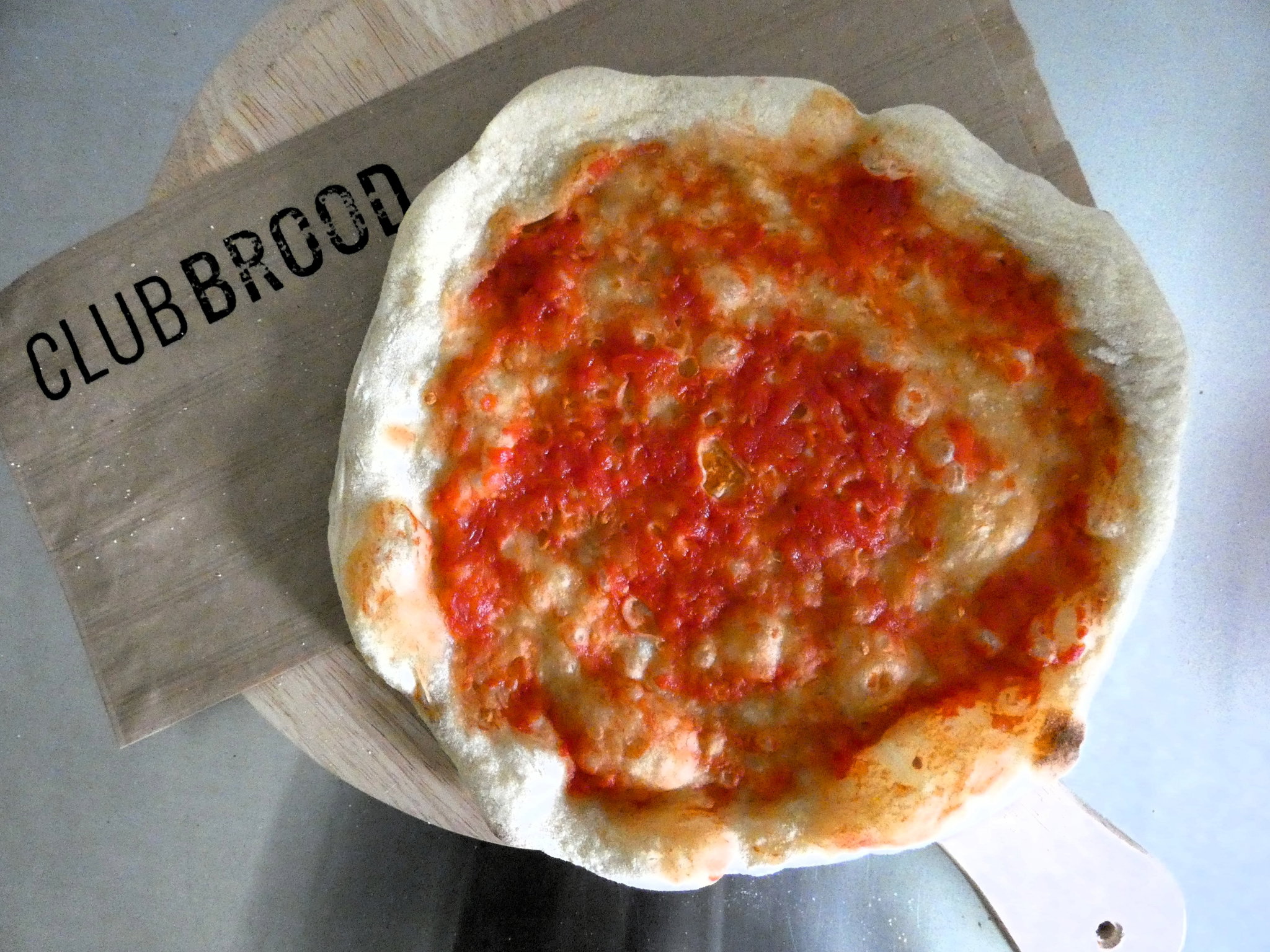 desem pizzabodem met tomatensaus_0