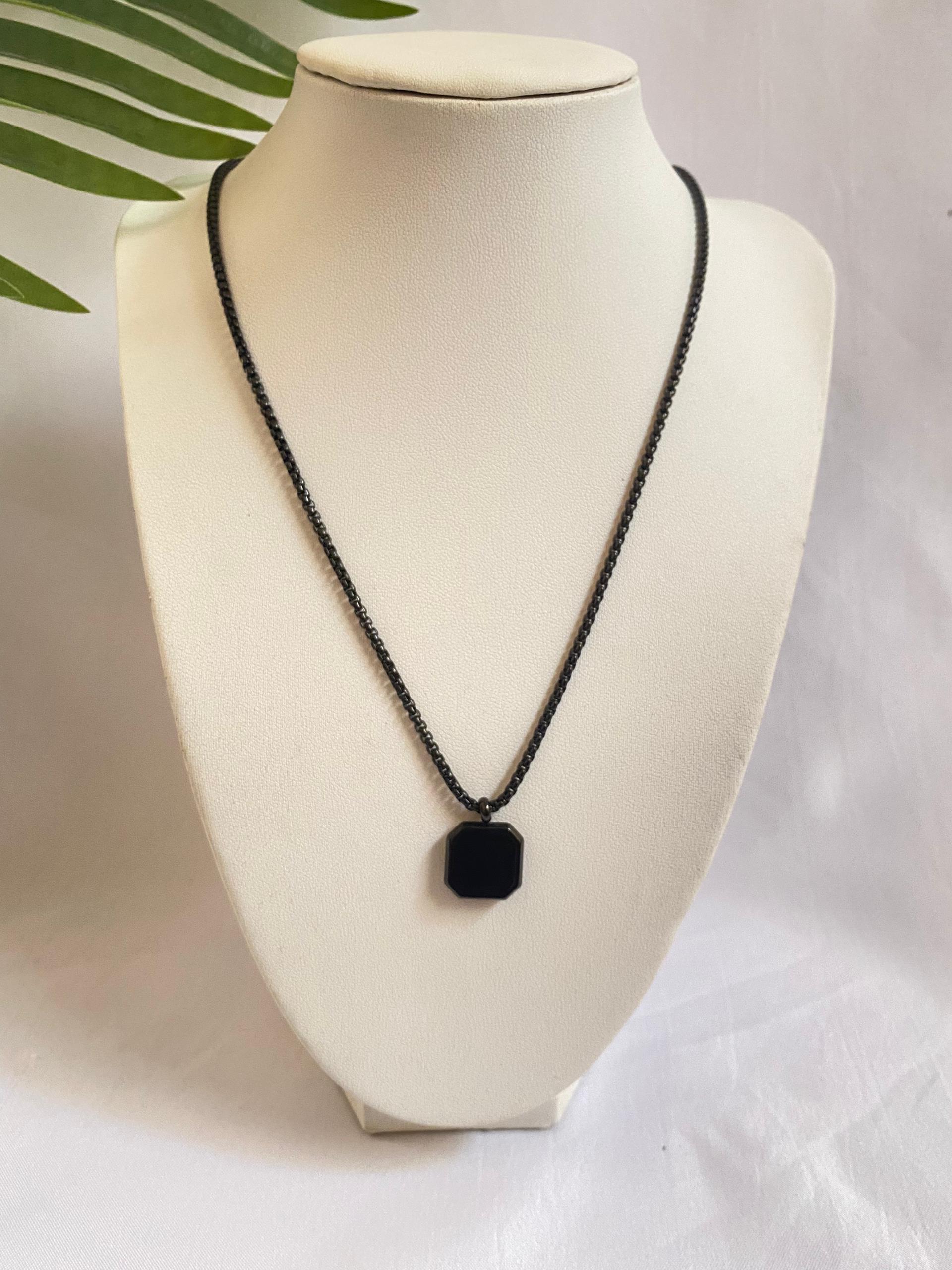 Collier Médaillon Noir_1