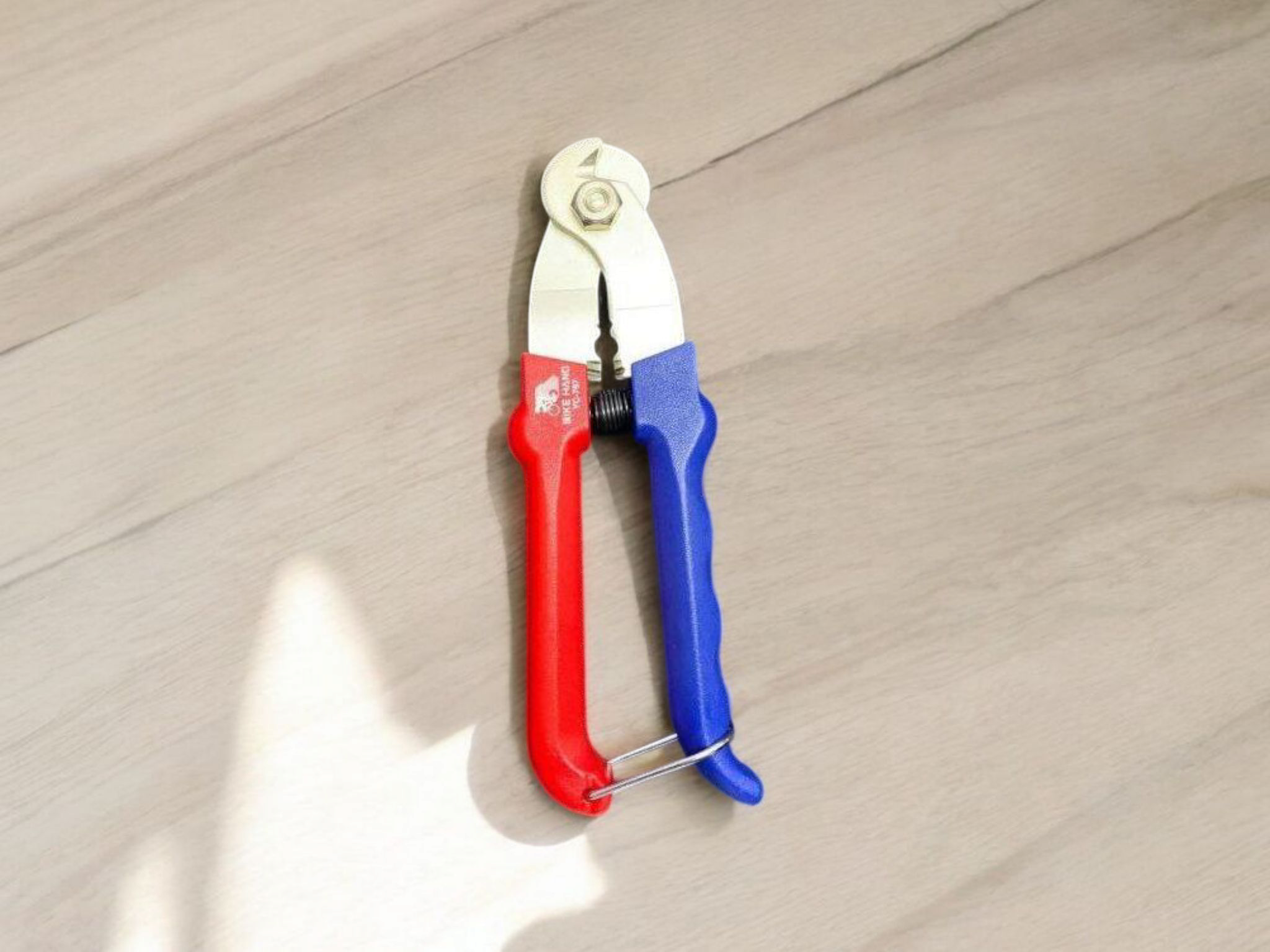 BIKEHAND YC-767 Professional Cable Cutter – Red/Blue Handle_0