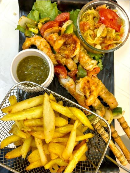 Brochette de gambas + pommes de terre sautées 