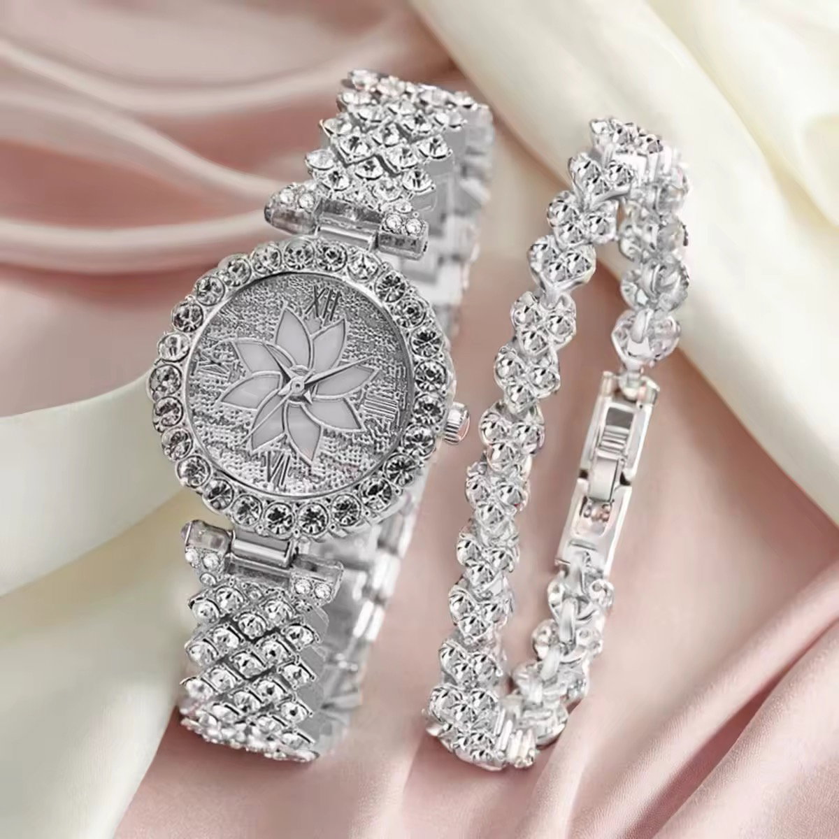 Luxury Women's Quartz Watch with Diamond Small Dial and Bracelet Creative Diamond Quartz Watch Girls Hand Chain Watch_1