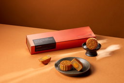 White Lotus Seed Paste Mooncake with Egg Yolk (4pcs)