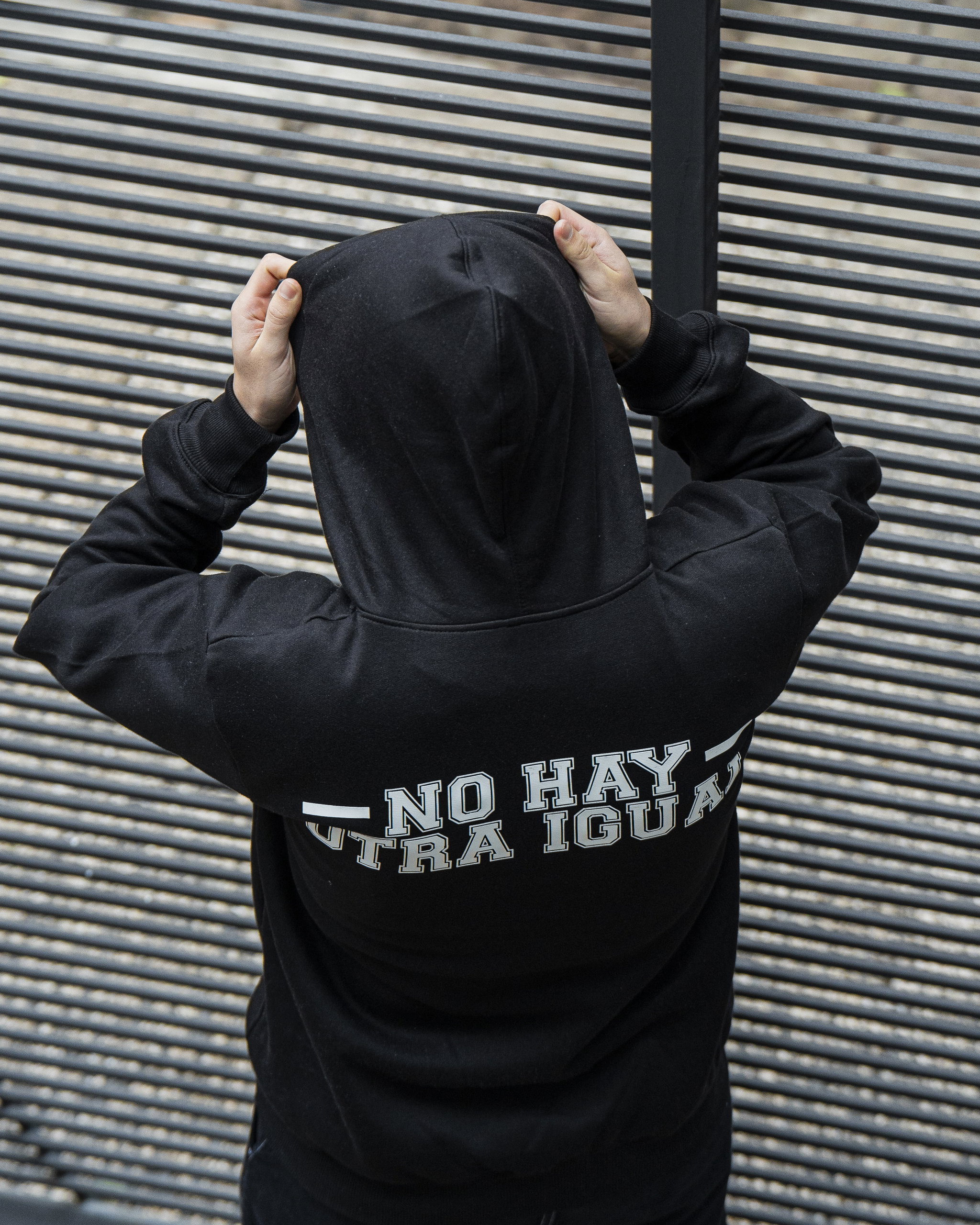 Hoodie La 79 No Hay Otra Igual - Negra_5